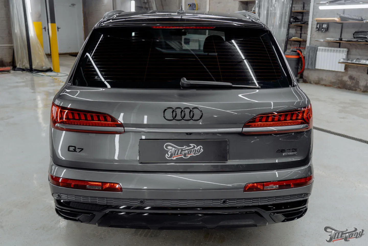 Отремонтировали бампера на Audi Q7, оклеили переднюю часть кузова полиуретаном, отполировали и покрыли керамикой кузов, провели химчистку салона и установили ремни безопасности с принтом